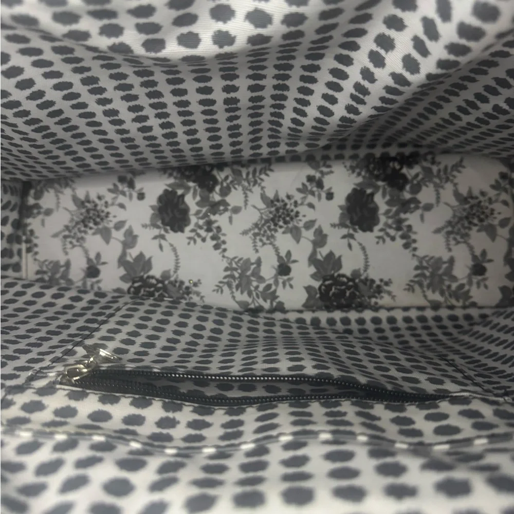 Elegant Floral Shoulder Bag in Gray - Picture 2 of 3